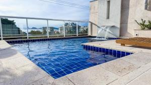 a swimming pool on the roof of a building at Mansão & Loft Exclusivo Vista Mar in Niterói