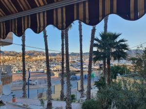 - Vistas a la ciudad desde un complejo con palmeras en Adorable Apartamento en la Playa, en Puerto de Mazarrón
