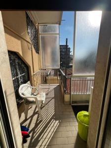 Cet appartement dispose d'un balcon avec une chaise et une fenêtre. dans l'établissement Pescara casaMaria, à Pescara