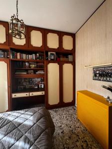 - une chambre avec un lit et une armoire jaune dans l'établissement Pescara casaMaria, à Pescara