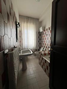 La salle de bains est pourvue d'un lavabo, de toilettes et d'une baignoire. dans l'établissement Pescara casaMaria, à Pescara