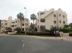 uma rua vazia em frente a um complexo de apartamentos em Apartamento en Roda Golf em San Javier