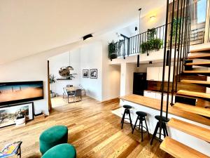 sala de estar con escalera y sala de estar con sillas verdes en Aria Suite & SPA Dubrovnik, en Dubrovnik