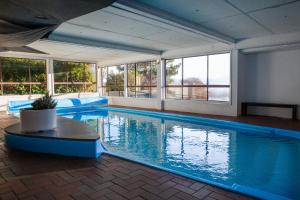 una gran piscina en una habitación con ventanas en Snowy Valley Jindabyne en Jindabyne