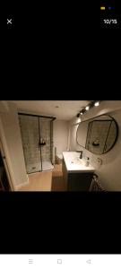 La salle de bains est pourvue d'un lavabo et d'un miroir. dans l'établissement Centro ciudad, à Séville