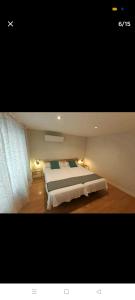 - une chambre avec un grand lit dans l'établissement Centro ciudad, à Séville