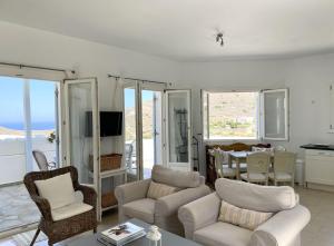 sala de estar con sillas y mesa con vistas en 'Paradise' says Cnn - 2 Bed Villa in Delfini Bay, en Delfini