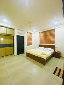 um quarto com uma cama num quarto em Phoenix Residency, Near MVR Cancer Centre, Vellalassery, NIT, Calicut em Māvūr