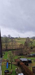 widok pola z turbinami wiatrowymi w oddali w obiekcie Zum weißen Stein w mieście Bad Arolsen