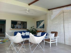 a living room with two chairs and a table at Catch up villa in Roches Noires