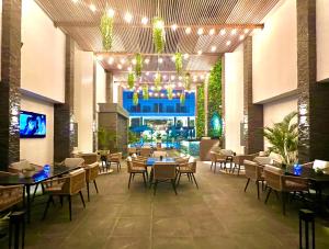 Imperial Resort, Eden في الغردقة: مطعم فيه طاولات وكراسي في الغرفة