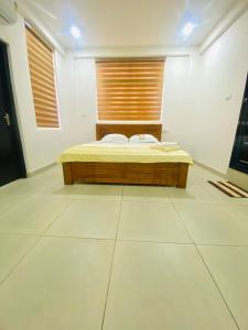 um quarto com uma cama e uma cabeceira em madeira em Phoenix Residency, Near MVR Cancer Centre, Vellalassery, NIT, Calicut em Māvūr