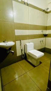 uma casa de banho com um WC e um lavatório em Phoenix Residency, Near MVR Cancer Centre, Vellalassery, NIT, Calicut em Māvūr