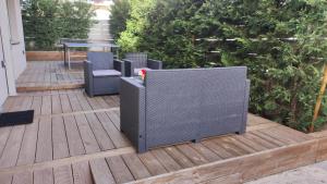 un patio con 2 sillas y una mesa en una terraza en Potenza Suite Home en Riccione