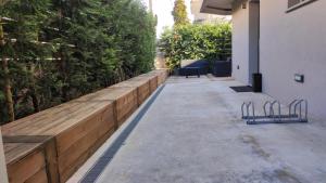 un patio con una pared de retención y una valla de madera en Potenza Suite Home en Riccione