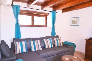 - un salon avec un canapé et une fenêtre dans l'établissement Casa Lerryn, à Sertã