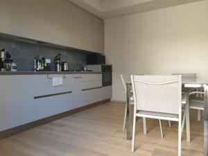 eine Küche mit einem Tisch und Stühlen im Zimmer in der Unterkunft Potenza Suite Home in Riccione