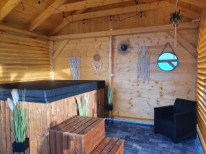 Zdjęcie z galerii obiektu DW KINGA & DOMKI na Granicznej z jacuzzi w mieście Kacwin