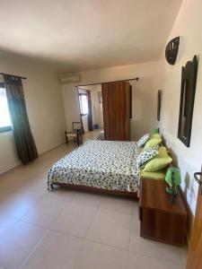 Un dormitorio con una cama y una mesa. en Amina Haus en Sali Poulang