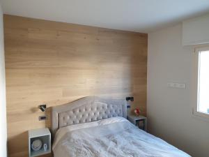 リッチョーネにあるPotenza Suite Homeの木製の壁のベッドルーム1室(ベッド1台付)