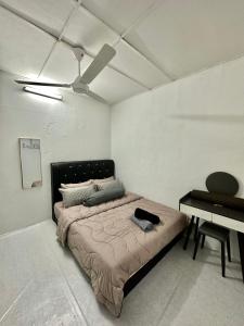 1 dormitorio con 1 cama y ventilador de techo en Homestay Syahezzie fully aircond Netflix With Jacuzi en Ampang