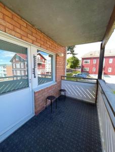 einen Balkon mit einer Bank und 2 Fenstern in der Unterkunft Rentalux Apartments in Örnsköldsvik in Örnsköldsvik