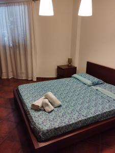ein Schlafzimmer mit einem Bett mit zwei Handtüchern darauf in der Unterkunft Smart Apartment by the Sea near Palermo, Sicily in Isola delle Femmine