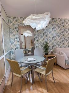 a dining room with a table and chairs at Apartamento Suite Los Deportes in Ponferrada