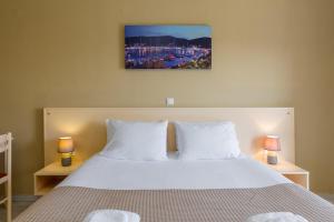 A bed or beds in a room at Dallas Hotel
