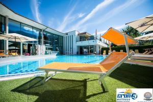 The swimming pool at or close to Alpine Deluxe 2.0