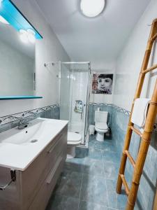 a bathroom with a sink and a toilet and a shower at Apartamento Suite Los Deportes in Ponferrada