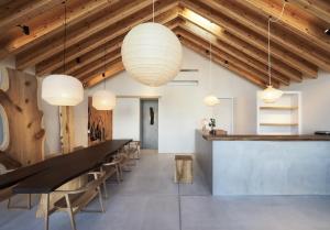 Predel za sedenje v nastanitvi 富士山リトリートMUKUten舎 富士宮 MtFuji Retreat MUKUtensha Fujinomiya natural wood retreat hotel