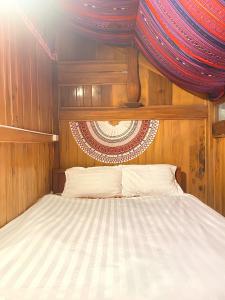 サパにあるLanh Sapa Homestayの窓付きの木造の部屋のベッド1台