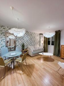a living room with a couch and a table at Apartamento Suite Los Deportes in Ponferrada