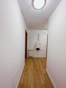an empty room with white walls and wooden floors at Apartamento Suite Los Deportes in Ponferrada