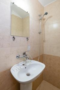 Zasele的住宿－Елата，浴室设有白色水槽和镜子