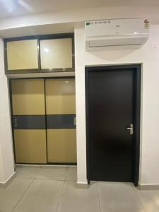 um armário com uma porta preta num quarto em Phoenix Residency, Near MVR Cancer Centre, Vellalassery, NIT, Calicut em Māvūr