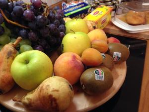 un plato de frutas y hortalizas en una mesa en Bed & Breakfast Al Ponte, en Scanno
