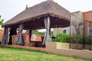 einen Pavillon mit Strohdach in der Unterkunft Ìtùnú at Molara's Villa in Abeokuta