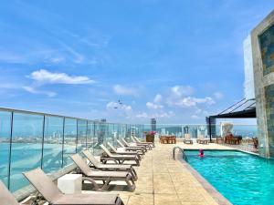 una piscina en la parte superior de un edificio con vistas al océano en PALMETTO BEACH, en Cartagena de Indias