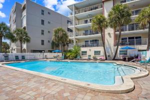 una piscina frente a un edificio de apartamentos en Holiday Villas II 407 Premier, en Clearwater Beach