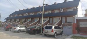 two cars parked in front of a building at TriMar Frente al mar in Playa Unión