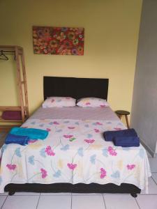 ピウーマにあるAquarela Suítesのベッドルーム1室(花の咲く大型ベッド1台付)