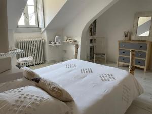 a bedroom with a large white bed in a attic at Les remparts in Luz-Saint-Sauveur