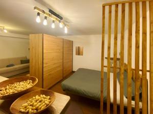 CremenoにあるMonolocale con bagno turco e spazio esterno Studio apartment with turkish bath and external spaceのベッドとテーブルの上に食べ物の入ったボウルがある部屋