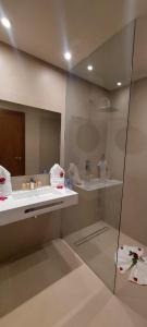 W łazience znajduje się prysznic, umywalka i lustro. w obiekcie Hotel Almas w Marakeszu