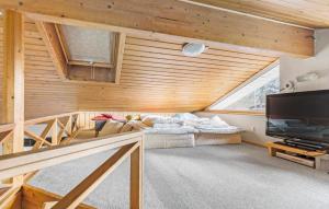 エーベルトフトにあるAwesome Home In Ebeltoft With 5 Bedrooms, Sauna And Wifiの家の中にソファとテレビが備わる部屋