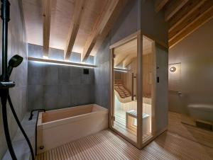 Kopalnica v nastanitvi 富士山リトリートMUKUten舎 富士宮 MtFuji Retreat MUKUtensha Fujinomiya natural wood retreat hotel