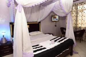 Uma cama ou camas num quarto em Madola Hotel