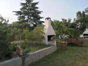 une petite maison avec une cheminée dans un champ dans l'établissement Artist House, à Cardedu